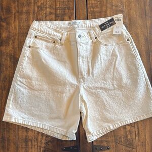 NWT Abercrombie & Fitch Curve Love High Rise
Dad Short Size 32/14